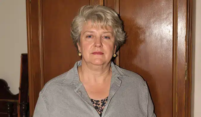 Vieilles photos de famille éparpillées sur une table en bois