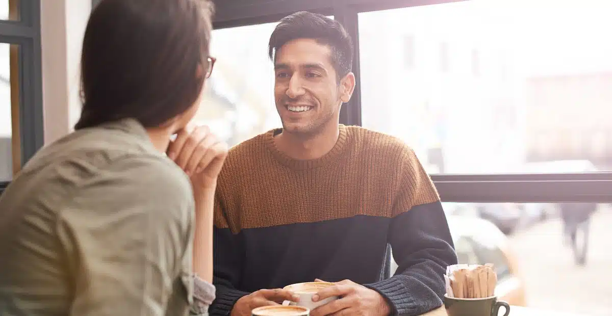 Illustration d'une personne réfléchissant, entourée d'icônes de connexion sociale floues