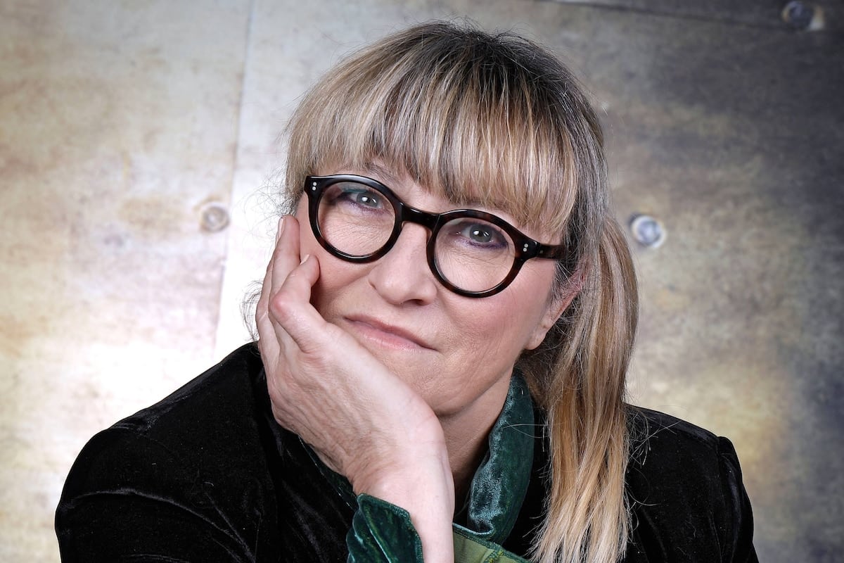 Christine Bravo en pleine r&eacute;flexion, &eacute;voquant son budget