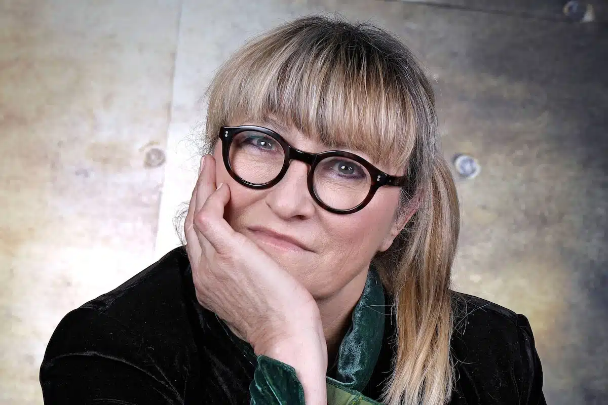 Christine Bravo en pleine réflexion, évoquant son budget