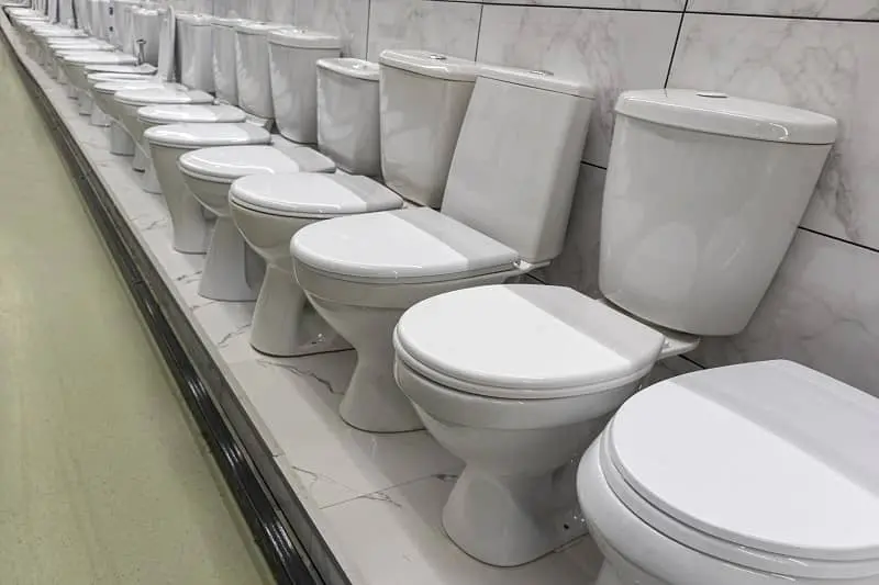 Modèles de toilettes en porcelaine dans un magasin de sanitaires