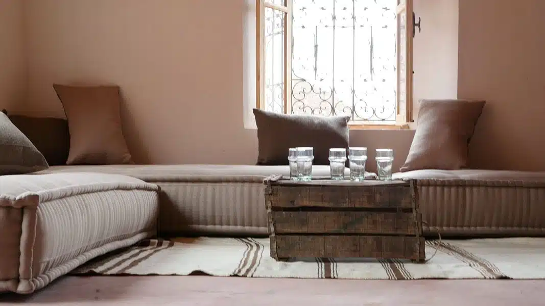 Une pièce commune chaleureuse avec des livres et des coussins