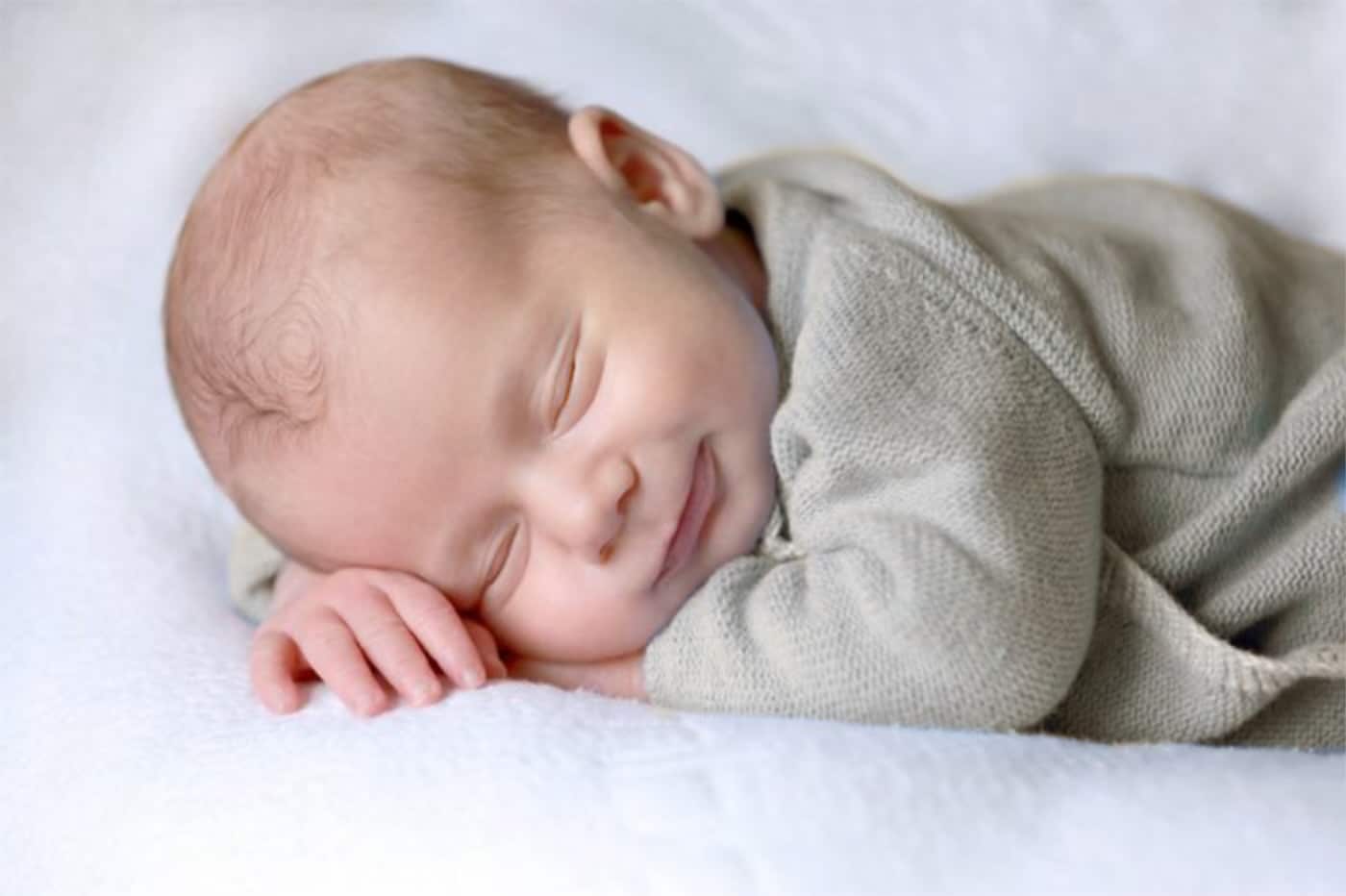 L'adolescent berçant doucement le bébé qui s'est calmé