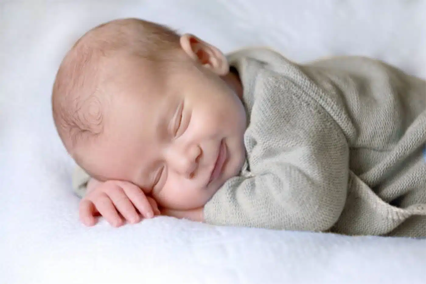 L'adolescent berçant doucement le bébé qui s'est calmé