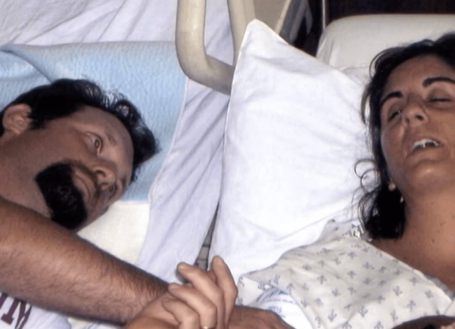 Famille réunie autour d'un lit d'hôpital