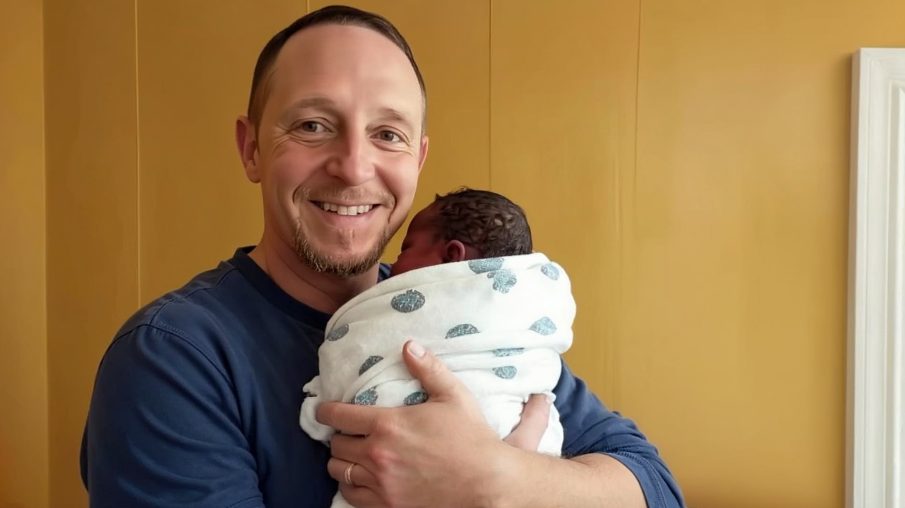 Couple regardant son nouveau-n&eacute; avec une expression interrogative