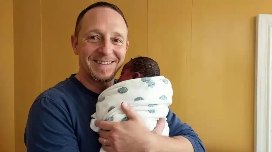 Couple regardant son nouveau-né avec une expression interrogative