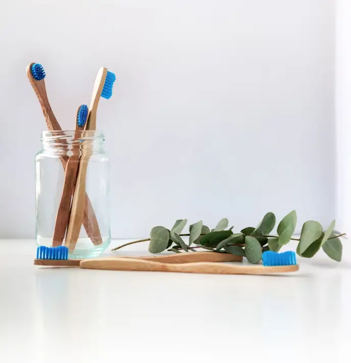 Produits d'hygiène buccale : brosse à dents et fil dentaire