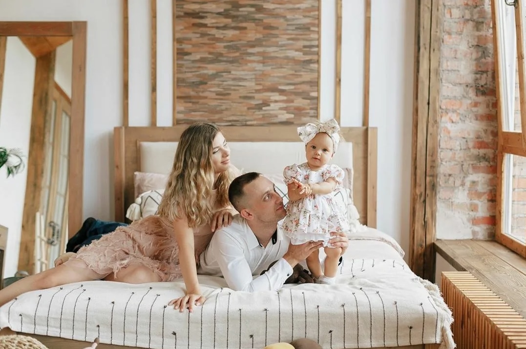 M&egrave;re ber&ccedil;ant tendrement son nouveau-n&eacute; dans ses bras