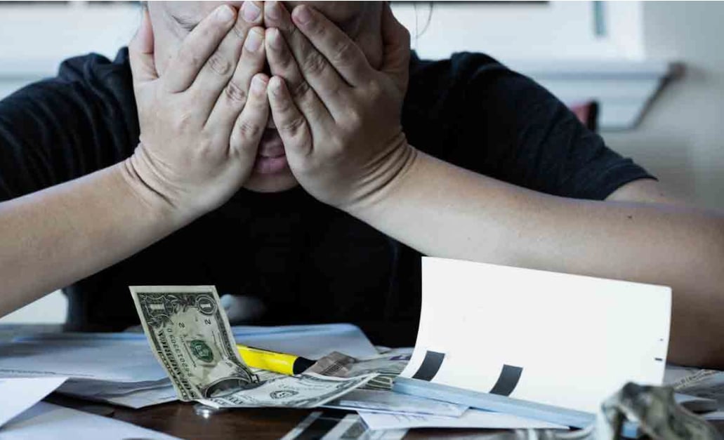 Une femme paie les courses d'une autre &agrave; la caisse