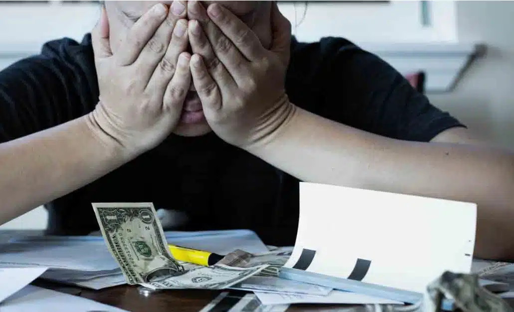 Une femme paie les courses d'une autre à la caisse