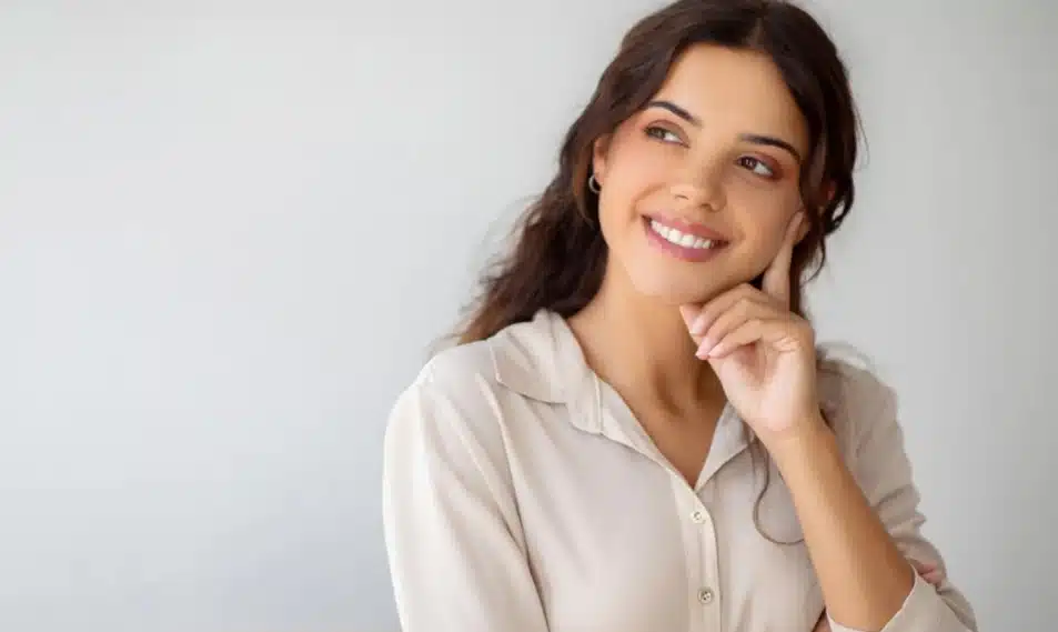 Une main tenant une lettre manuscrite et des documents officiels