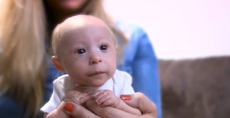 Mathieu, souriant, lors d'un moment de jeu et d'interaction