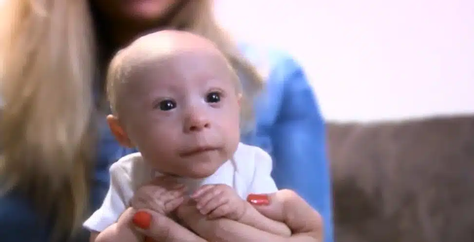 Mathieu, souriant, lors d'un moment de jeu et d'interaction