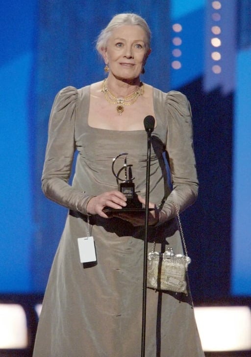 Vanessa Redgrave tenant un trophée