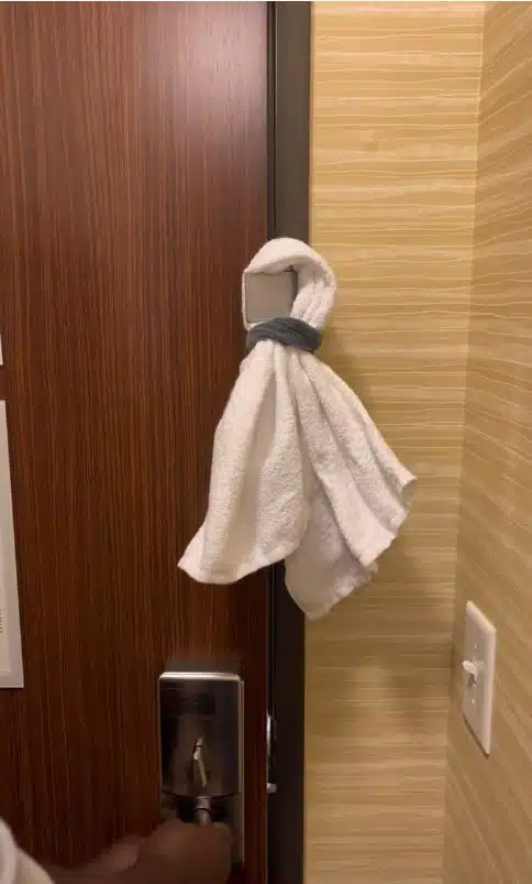 Serviette enroulée autour d'un loquet de porte