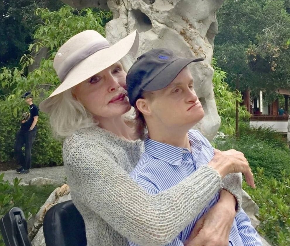 Portrait &eacute;mouvant de Julie Newmar et de son fils