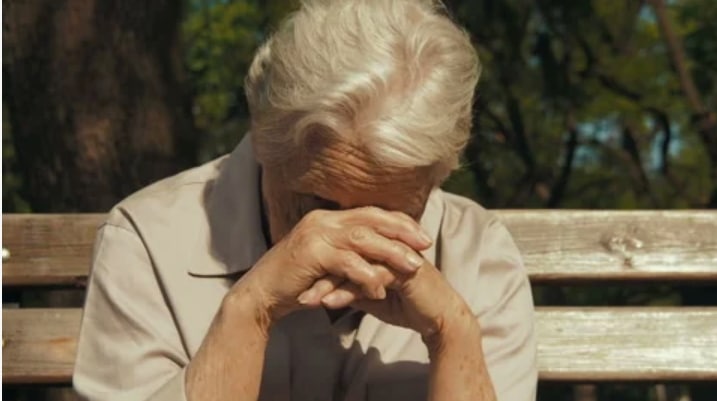 Adolescent souriant s'adressant &agrave; une grand-m&egrave;re