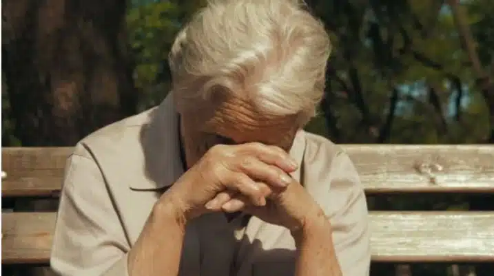 Adolescent souriant s'adressant à une grand-mère