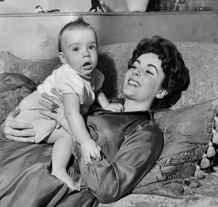 Gros plan sur le visage d'Elizabeth Taylor souriant &agrave; son fils