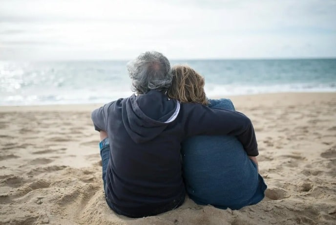 Rencontre fortuite sur un parking, deux personnes se parlant pr&egrave;s d'un caddie