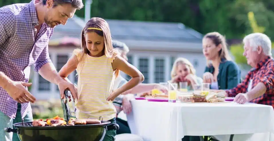 Famille réunie autour d'une table lors d'un repas