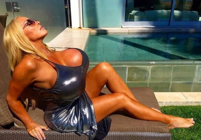 Cette femme est devenue c&eacute;l&egrave;bre sur les r&eacute;seaux sociaux gr&acirc;ce &agrave; ses seins de 10 kilos