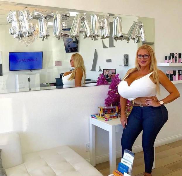 Cette femme est devenue c&eacute;l&egrave;bre sur les r&eacute;seaux sociaux gr&acirc;ce &agrave; ses seins de 10 kilos