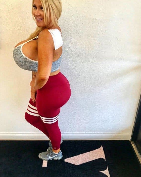 Cette femme est devenue c&eacute;l&egrave;bre sur les r&eacute;seaux sociaux gr&acirc;ce &agrave; ses seins de 10 kilos