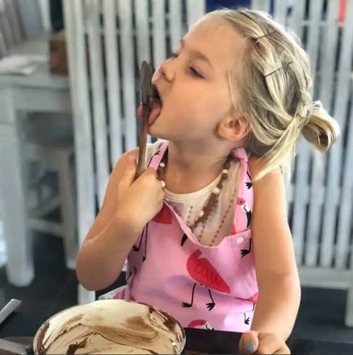 Mère et fille partageant un repas