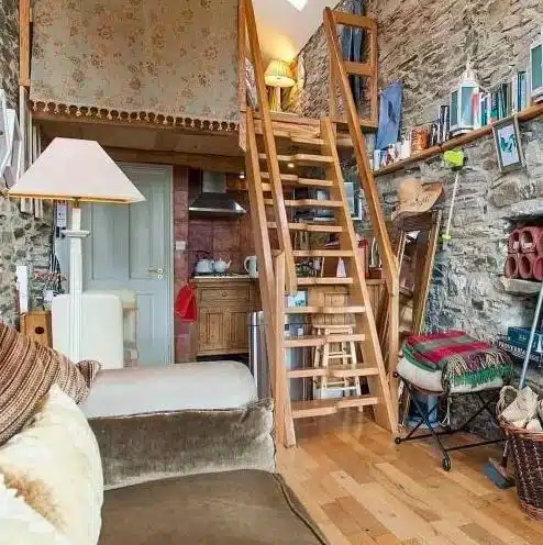 Intérieur lumineux de la grange