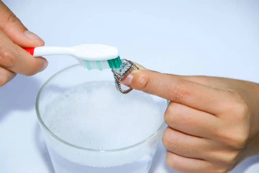 Matériel pour nettoyer des bijoux