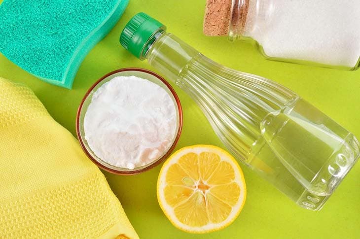 Spray désinfectant au citron et bicarbonate de soude 