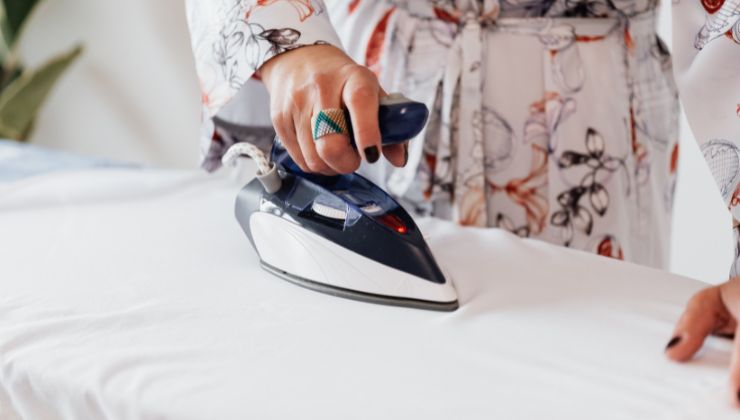 Femme en train de repasser du linge