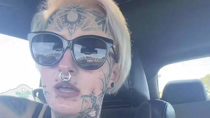 Tatouages et professionnalisme : un débat toujours d'actualité