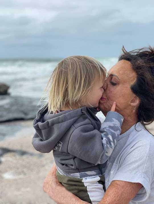 Turia Pitt embrasse son enfant