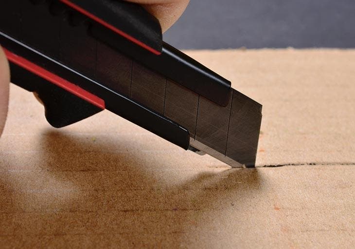 Un couteau à papier peint