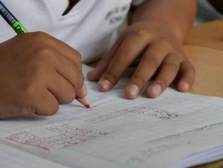 Un enfant qui fait ses devoirs scolaires