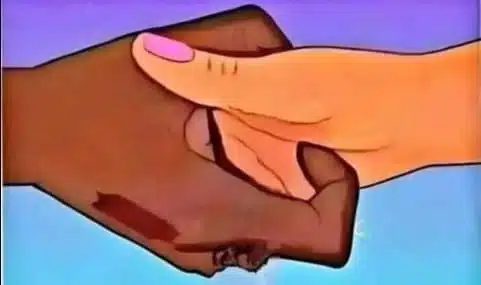 Gros plan sur des mains qui se frôlent lors d'une poignée