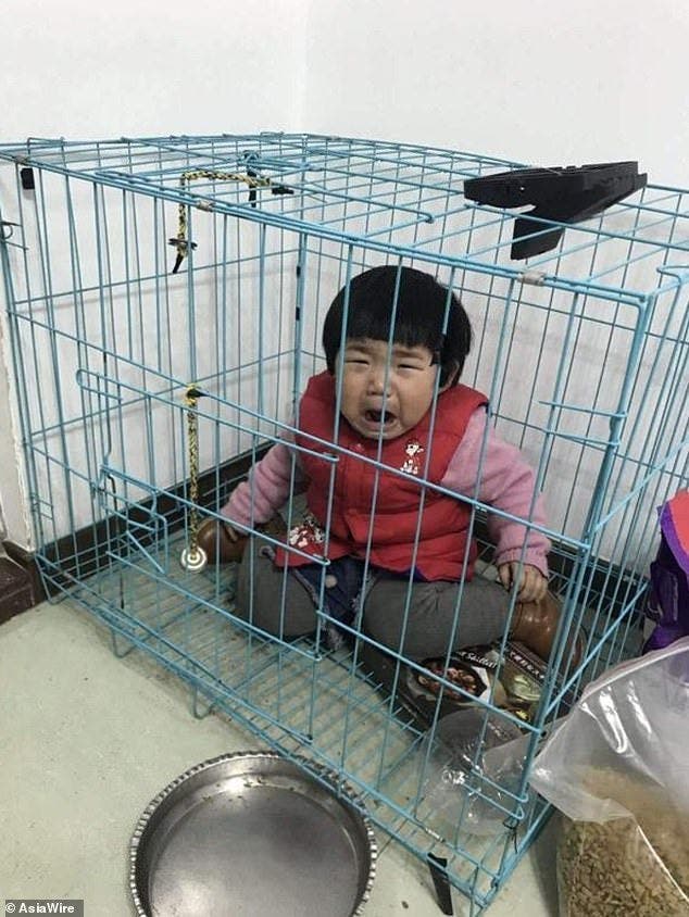 Un p&egrave;re enferme sa fille dans une cage