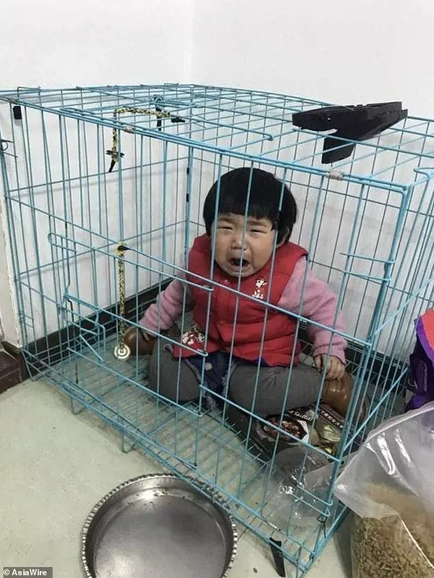 Un père enferme sa fille dans une cage