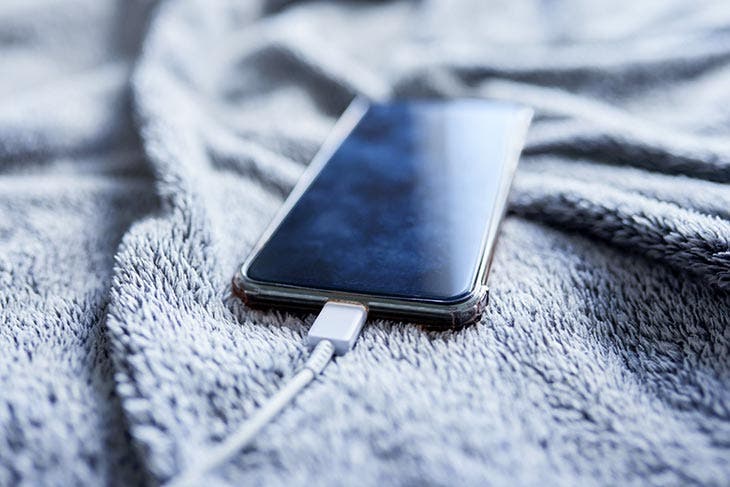 Un smartphone en charge. source : spm