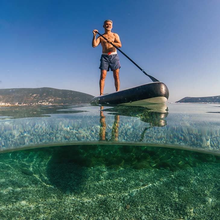 Un vacancier faisant du paddle board 