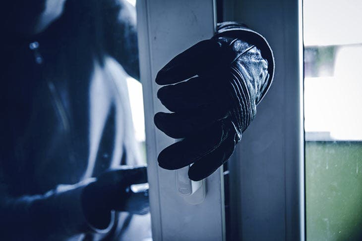 Un voleur qui tente de s’infiltrer dans une maison
