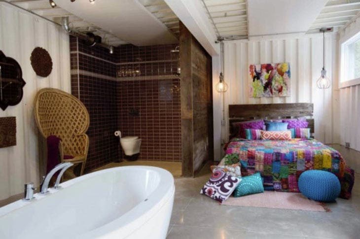 Une chambre avec une salle de bain