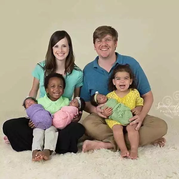 Une femme accouche de 3 enfants noirs