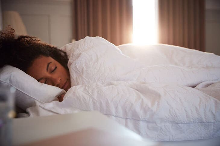 Une femme dort dans le lit