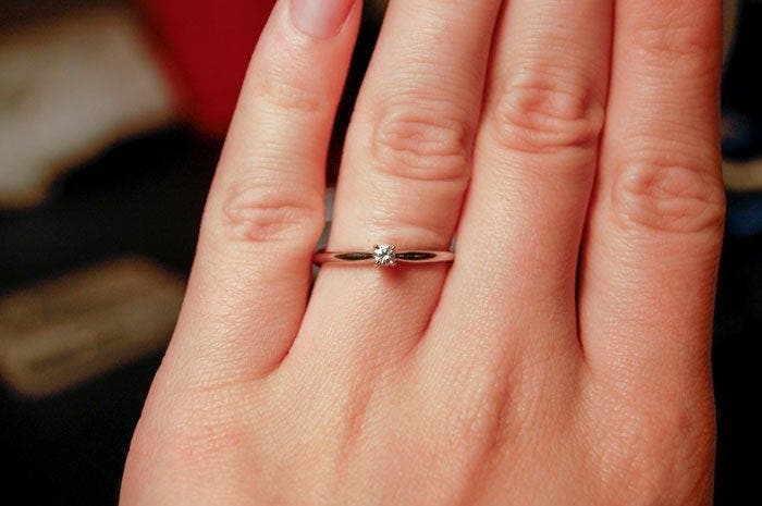 Une femme humilie son petit ami apr&egrave;s qu&rsquo;il lui ait offert une bague