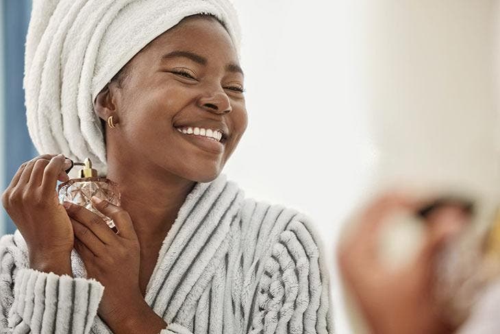 Une femme qui se parfume