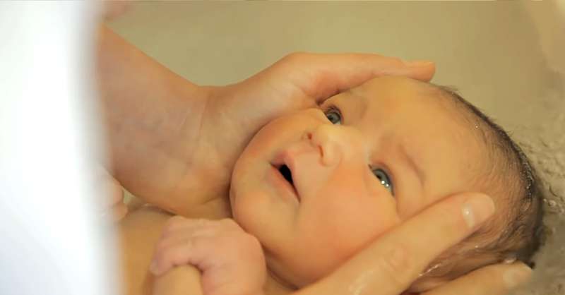 Une infirmière parisienne vient de développer une nouvelle méthode de bain et elle est des plus attendrissantes